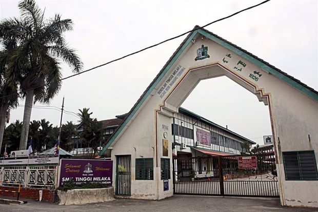 malacca high school di melaka yang ditubuhkan pada 1826 2