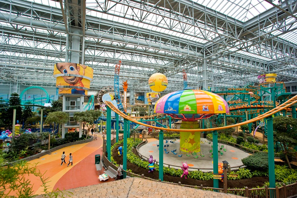 mall of america yang hijau dengan pokok dan tumbuhan