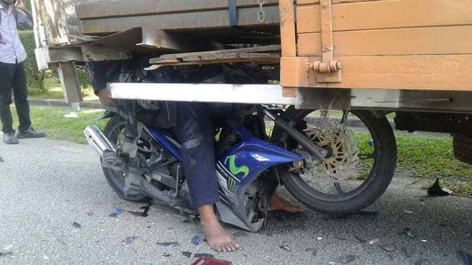 mangsa tersepit bawah lori kemalangan