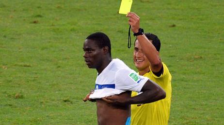 mario balotelli kad kuning