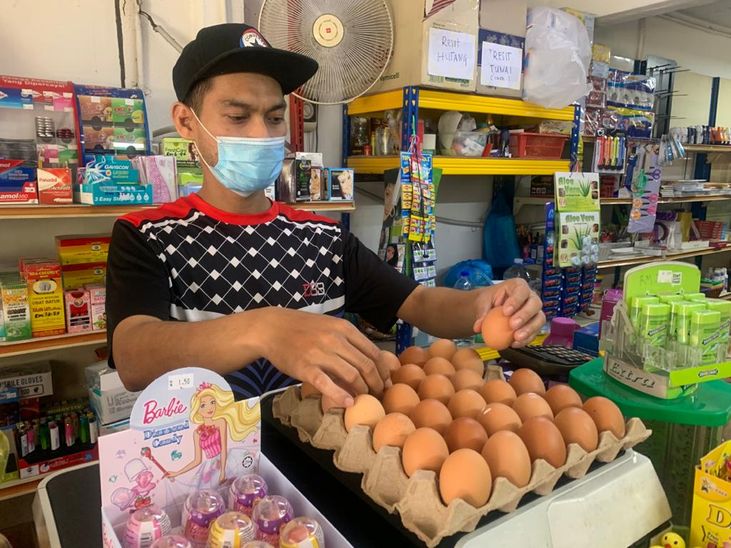 masuk kedai runcit dan keluar