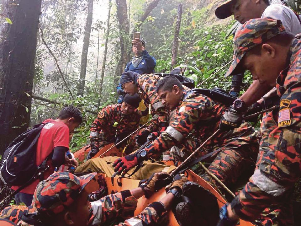 mayat pendaki terjatuh di gunung nuang ditemui