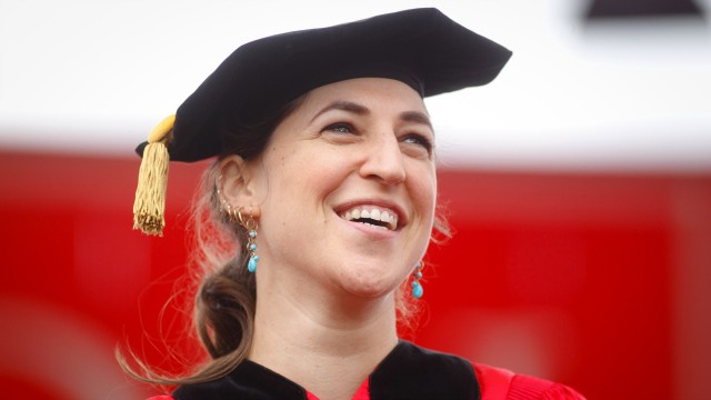 mayim bialik mempunyai phd