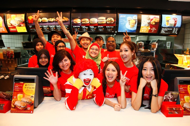 mcdonalds pekerja bergaya depan kaunter