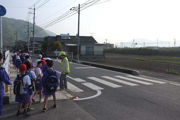 melintas jalan ke sekolah di jepun2