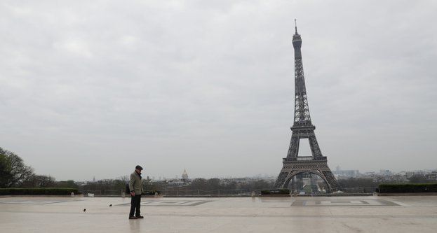 menara eiffel boleh bergerak