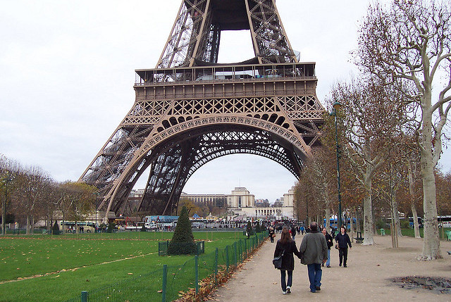 menara eiffel dari jarak dekat