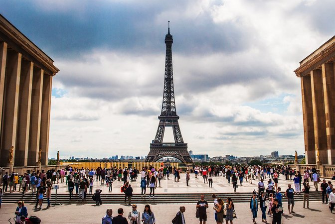 menara eiffel dari jarak jauh 2