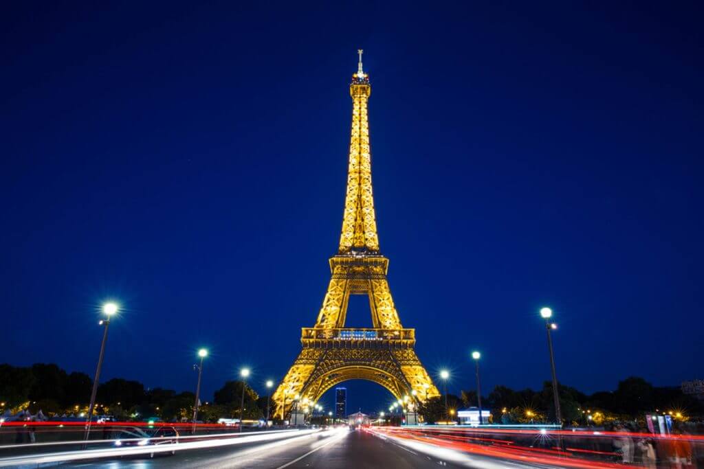 menara eiffel dilarang diambil gambar pada waktu malam