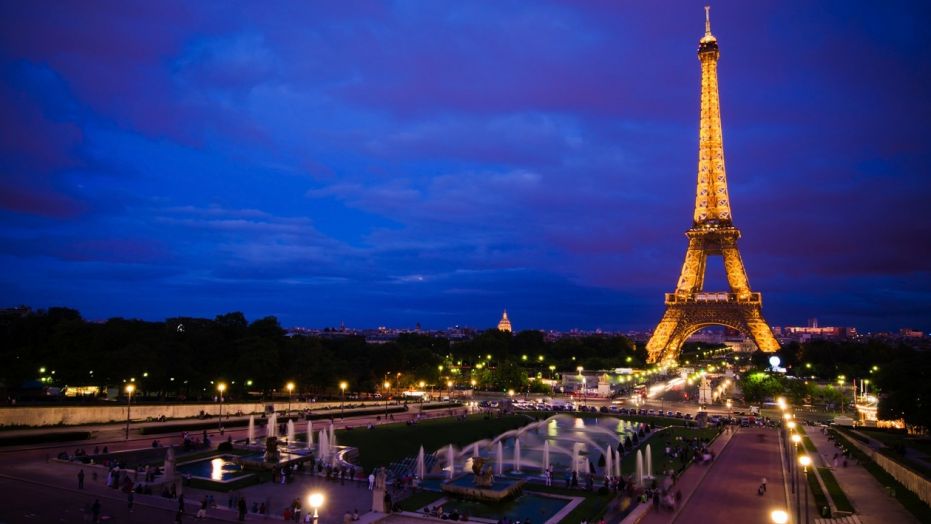 menara eiffel pada waktu malam