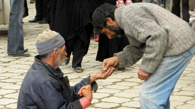 mengeluarkan zakat