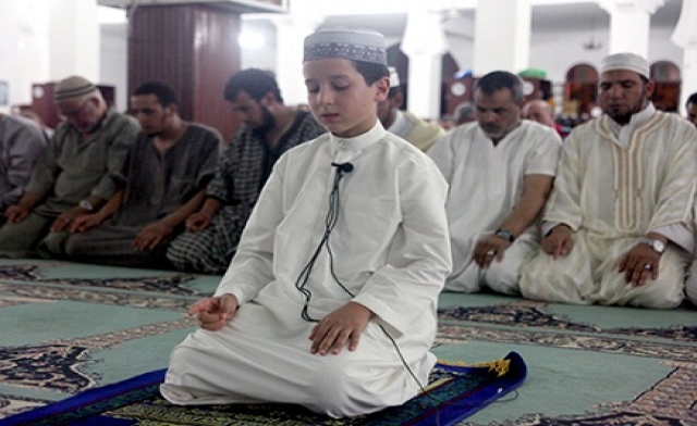 mengimamkan solat