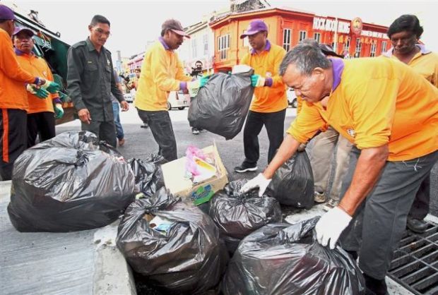 menteri besar perak pun kutip sampah poyo