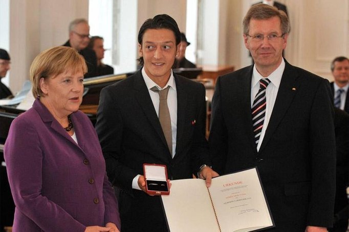 merkel ozil terima anugerah