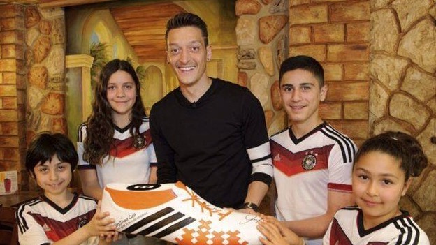 mesut ozil bekerjasama dengan bigshoe 563