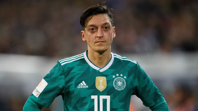 mesut ozil kecewa dengan sifat perkauman pegawai tertinggi persekutuan bola sepak jerman