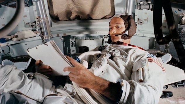 michael collins kekal dalam command module apollo dan tak jejakkan ke bulan