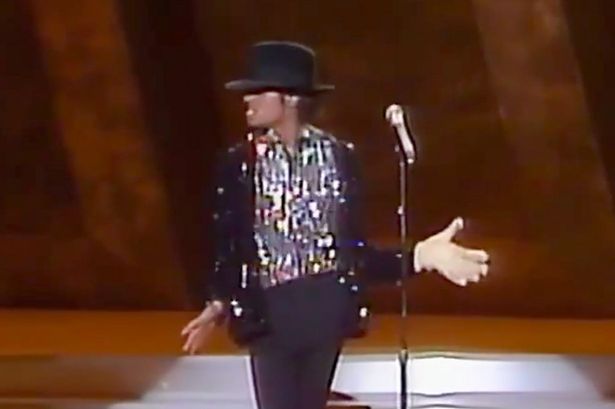 michael jackson semasa mempersembahkan lagu billie jean