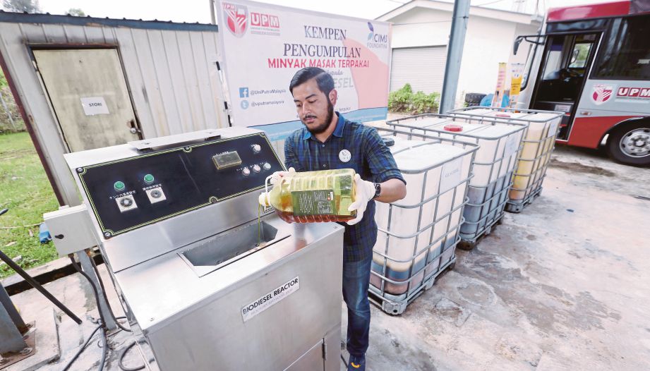 minyak terpakai dimasukkan ke dalam mesin khas untuk diproses menjadi biodiesel