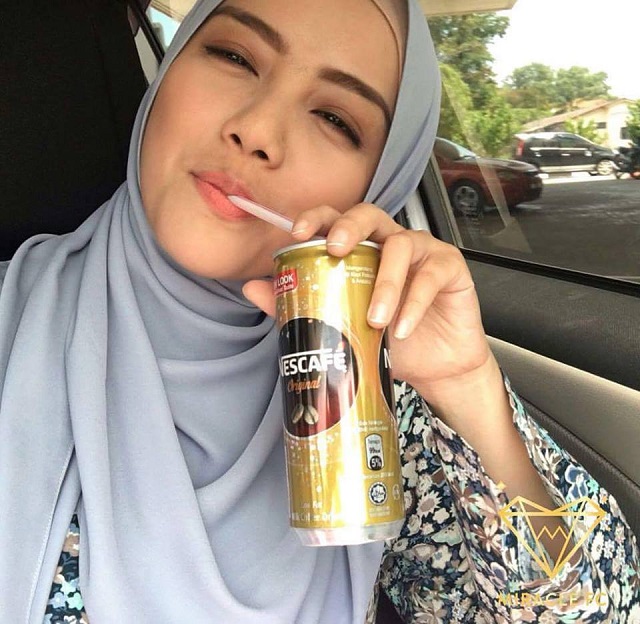 mira filzah minum nescafe