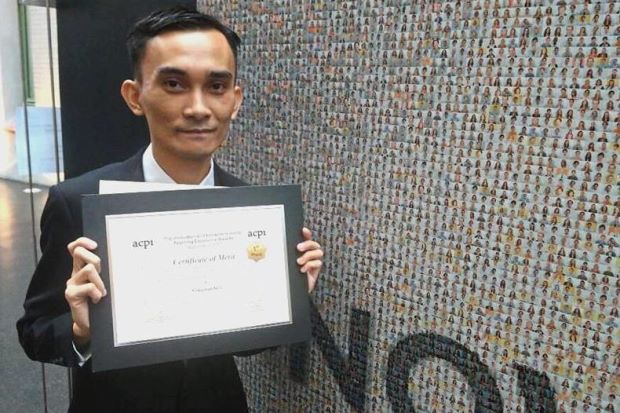 mohd sirhajwan menunjukkan anugerah yang diterimanya