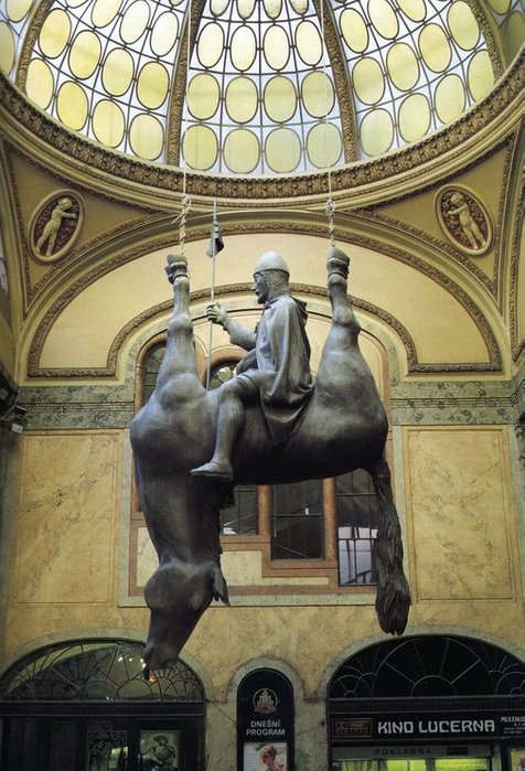 monumen aneh di lucerna palace