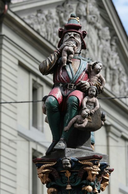 monumen makhluk aneh sedang memakan kepala bayi yang menakutkan