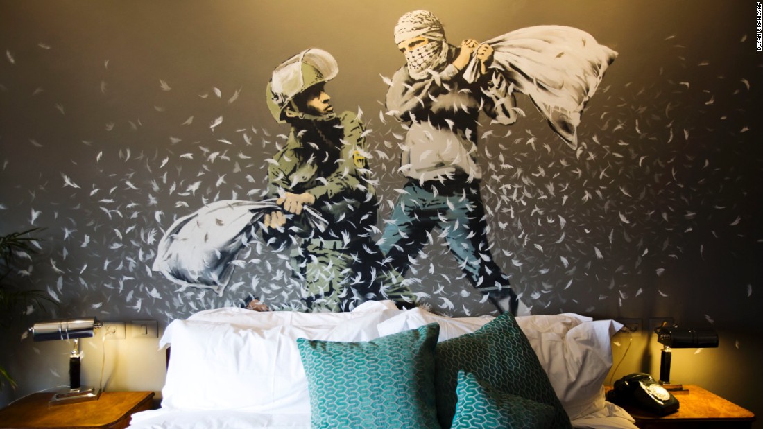 mural askar israel dan pejuang palestin lawan pukul bantal pillow fight dalam salah satu bilik di hotel banksy