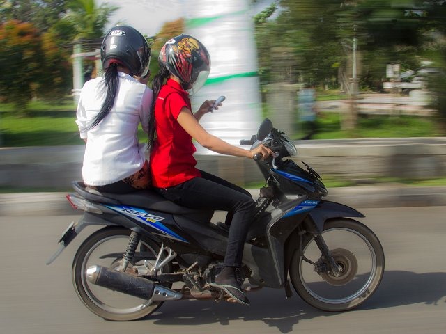 naik motor sambil main hp henfon