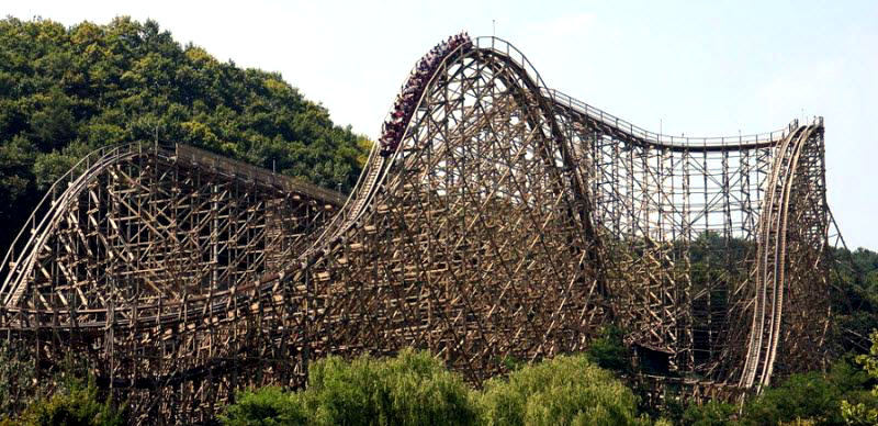 naik roller coaster kayu di everland korea selatan