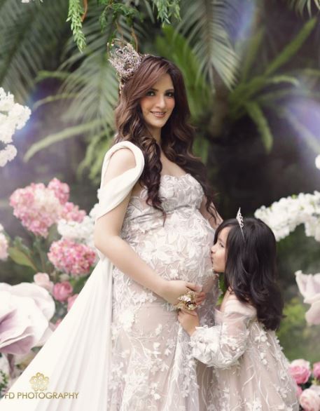 nia ramadhani jelita bak patung barbie ketika maternity shoot 4