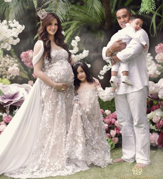 nia ramadhani jelita bak patung barbie ketika maternity shoot 5