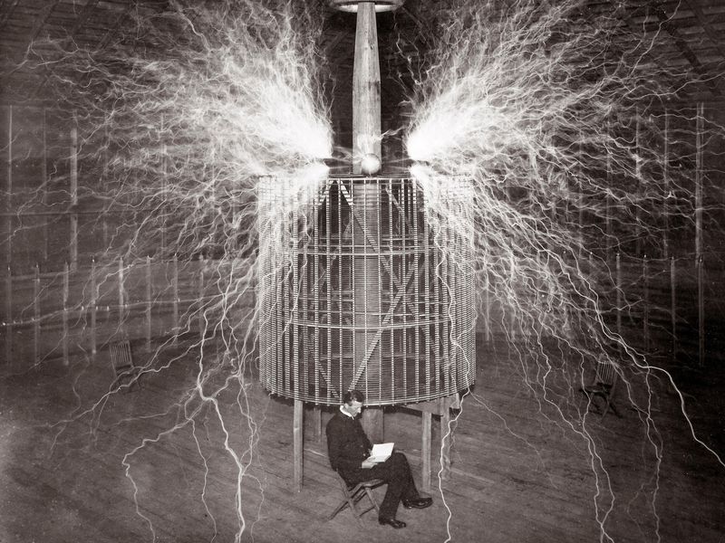 nikola tesla bersama dengan hasil ciptaanya iaitu gegelung tesla