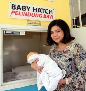 noraini hashim pemegang amanah yayasan orphancare menunjukkan cara penyerahan bayi melalui baby hatch