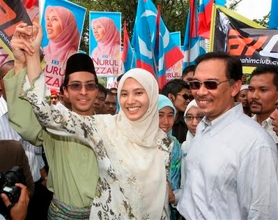 nurul izzah berkempen bersama suami dan anwar