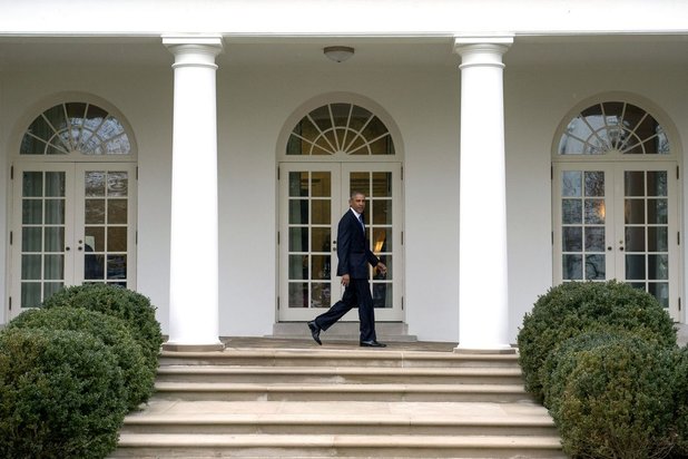 obama di depan pintu rumah putih