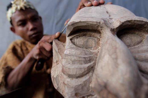 orang asli ukir patung