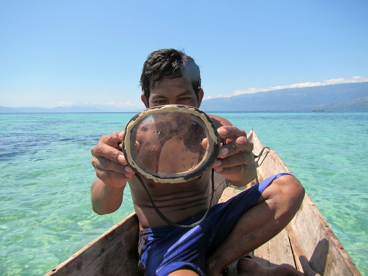 orang bajau menunjukkan alatan menyelam tradisional