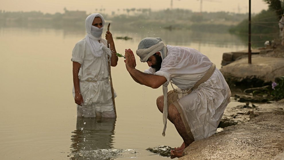 orang mandaean menyucikan diri