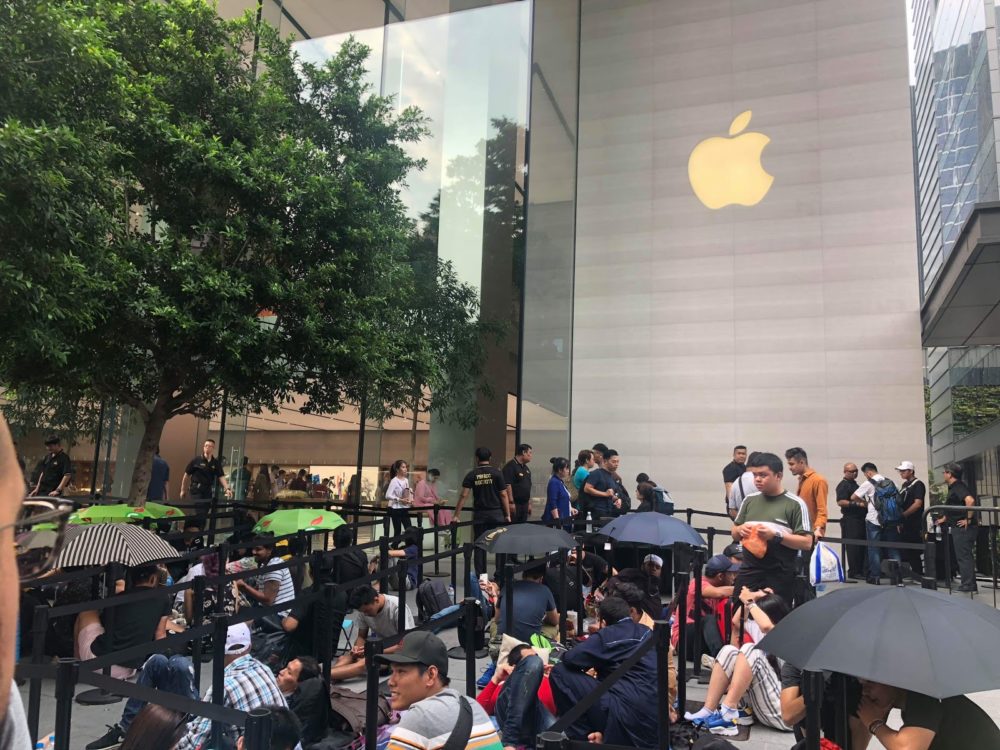 orang ramai beratur untuk membeli iphone terbaru