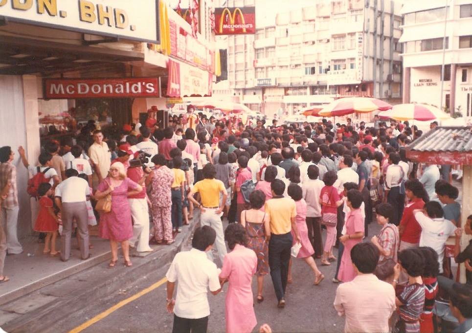 orang ramai berpusu pusu ke mcdonalds