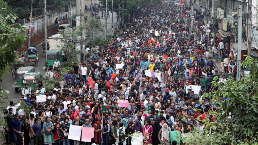 orang ramai memenuhi jalan menunjukkan rasa tak puas hati atas kematian nusrat rafi