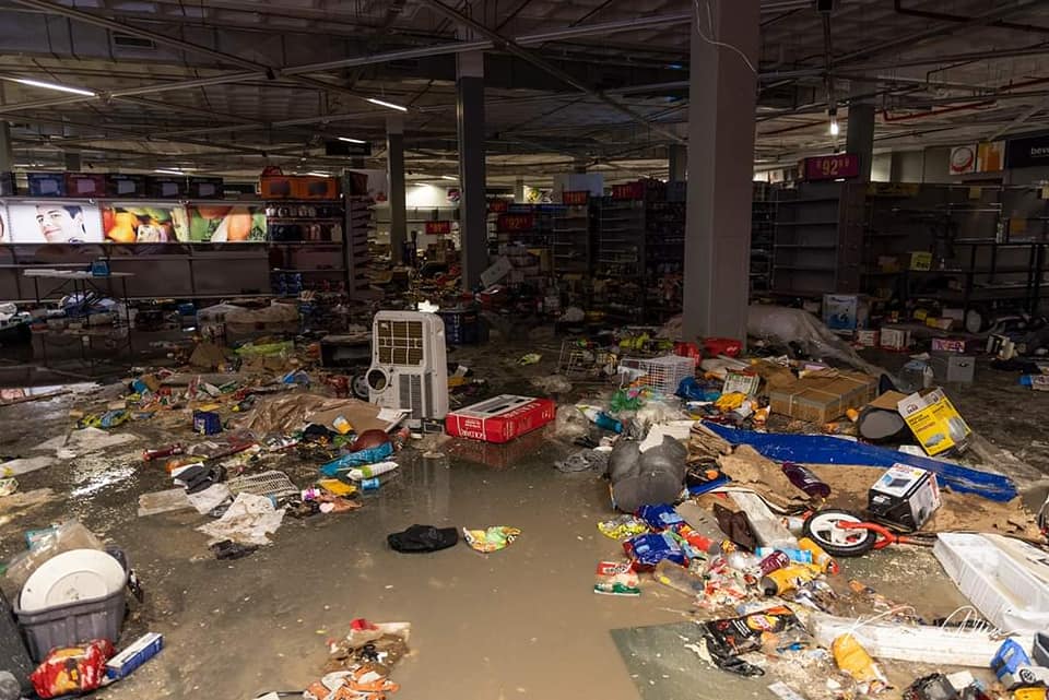 orang ramai mencuri dari pasar raya berikutan rusuhan di afrika selatan 0