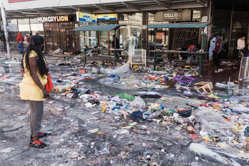 orang ramai mencuri dari pasar raya berikutan rusuhan di afrika selatan 4