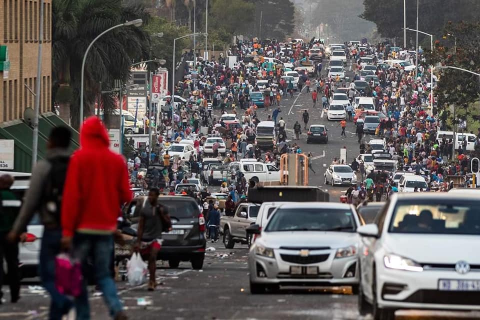 orang ramai mencuri dari pasar raya berikutan rusuhan di afrika selatan 8