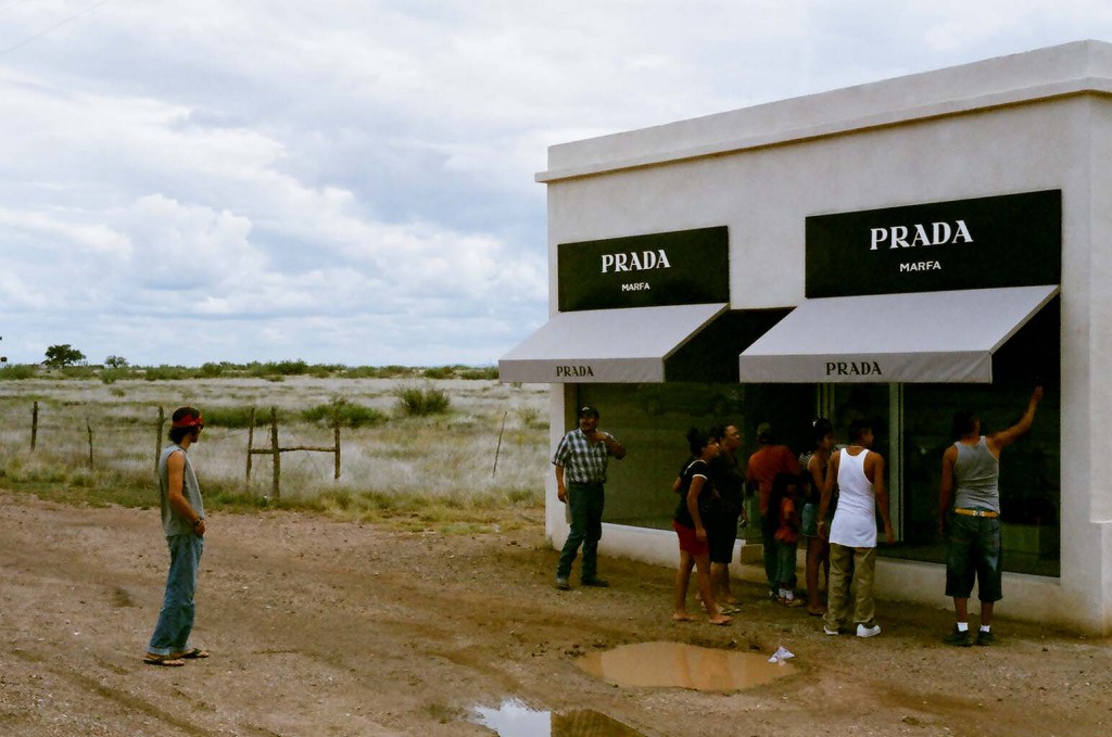 orang ramai mengunjungi prada marfa 2 700