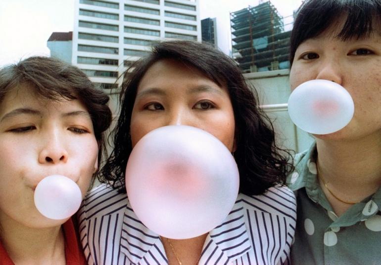 orang singapura makan gula getah chewing gum