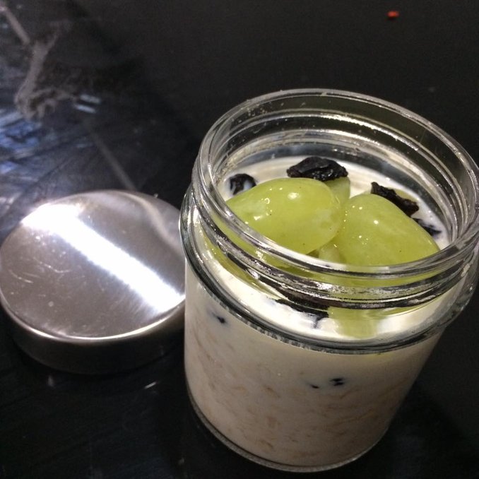 overnight oats dengan anggur