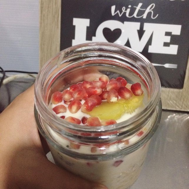 overnight oats dengan buah delima dan kiwi