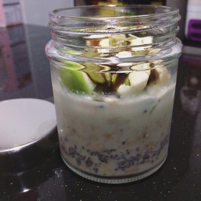 overnight oats dengan kacang anggur hijau dan epal